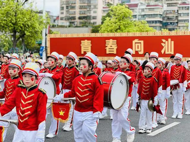 以青春之名向祖國告白，近千名青少年巡游汕頭內海灣