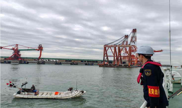 揭陽(yáng)海事保障兩臺(tái)2300噸“巨無(wú)霸”抓斗卸船機(jī)順利抵港