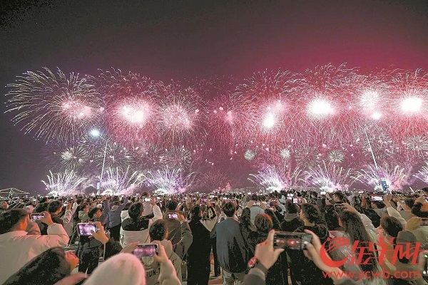 海上生“繁花”——汕頭近10萬(wàn)發(fā)煙花綻放夜空