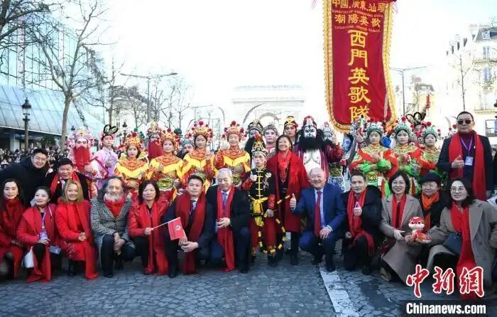 廣東汕頭英歌舞亮相法國(guó)巴黎、里昂歡慶中國(guó)春節(jié)